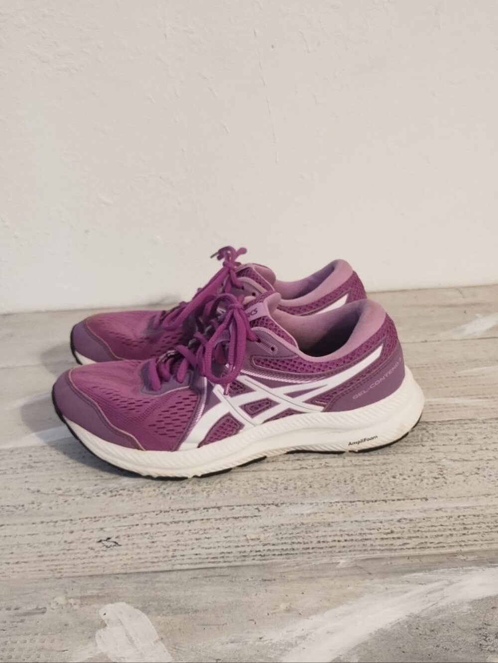 ASICS (Women's U.S.A size 7.5 )gel contend 7 Purple and white Running Shoes